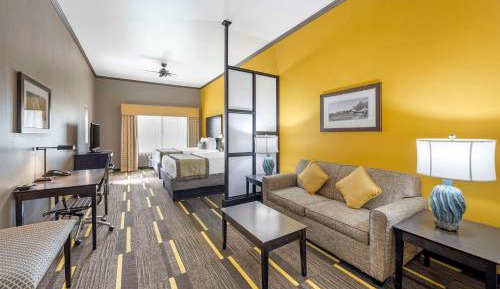 Queen Suite with Two Queen Beds and Sofa Bed - Non-Smoking