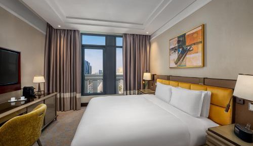 One-Bedroom Corner King Suite