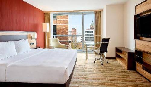 Larger Guest room, 1 King, High floor