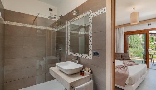 Deluxe Double or Twin Room with Pool View