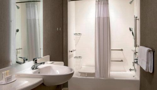 King Suite with Sofa Bed and Adapted Tub - Mobility Accessible