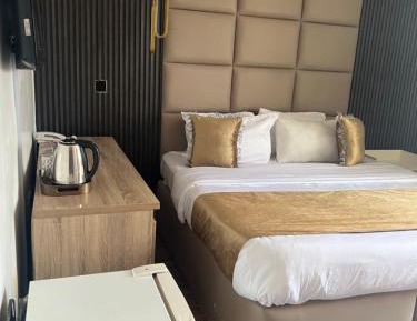 Deluxe Room (2 Adults + 1 Child)