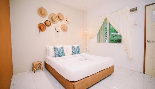 Deluxe Queen Pool View