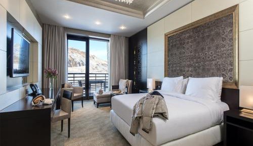 Deluxe King Room with Mountain View