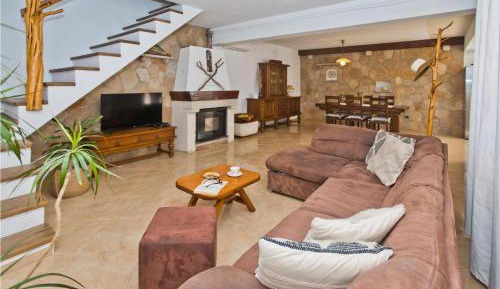 Three-Bedroom Vacation Home 