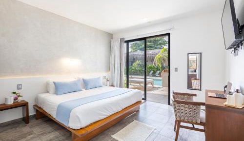 King Suite with Pool View