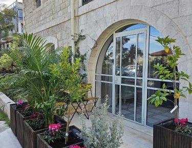 חדר זוגי גדול עם יציאה לגינה