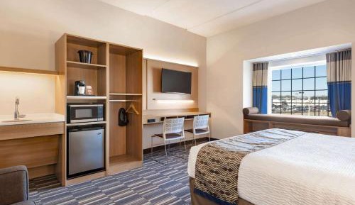 King Suite - Mobility Access/Non-Smoking