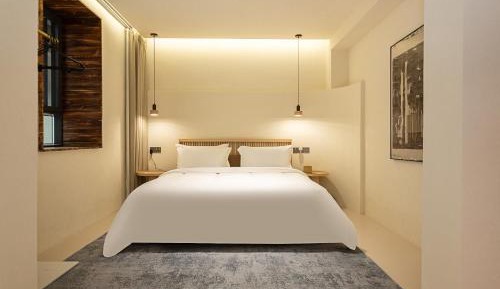 Deluxe Room (2 Adults + 1 Child)