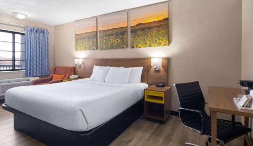 Queen Studio Suite - Mobility Access/Non-Smoking