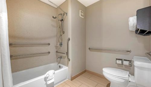 Queen Room with mobility Accessible Tub