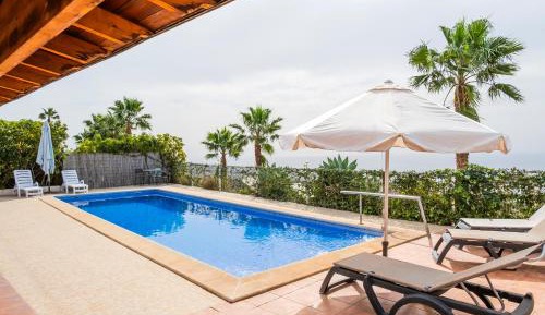 Apartment with Pool View 