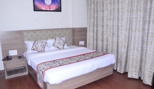Deluxe Double Room (2 Adults + 1 Child)