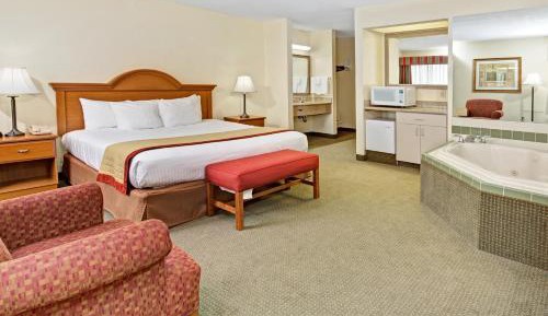 King Suite with Jetted Tub - Non-Smoking