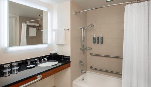 Traditional King Room with Adapted Tub - Mobility and Hearing Accessible