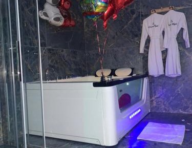 Studio with Spa Bath