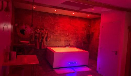 Studio with Spa Bath