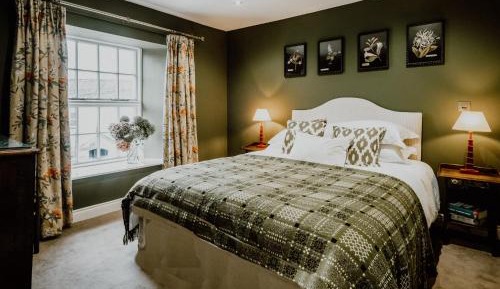 Deluxe Double Room (2 Adults + 1 Child)