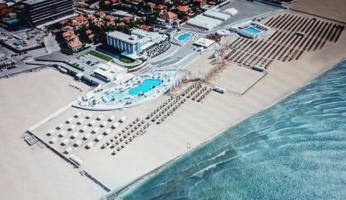 Deluxe Double Room (2 Adults + 1 Child)