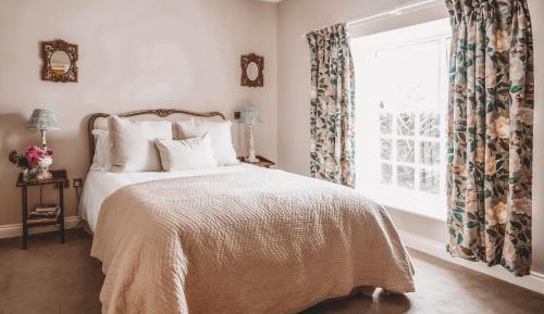 Deluxe Double Room (2 Adults + 1 Child)