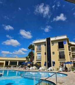 Apartment with Pool View 