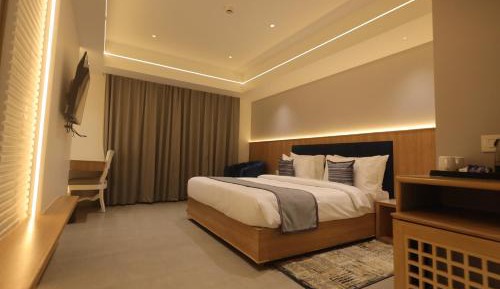 Deluxe Room (2 Adults + 1 Child)