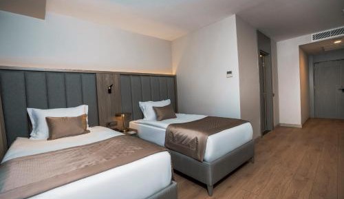 Queen Room with Pool View