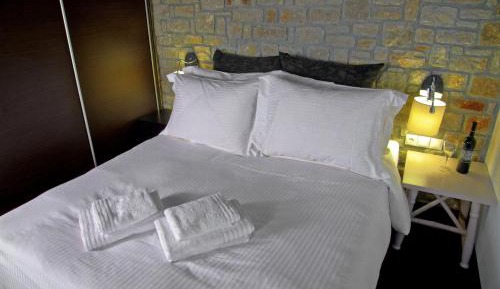 Deluxe Suite with Fireplace and Spa Bath (2 Adults & Children)