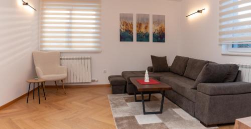 Apartment with Mountain View