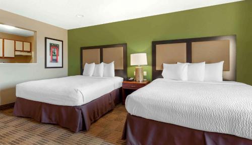 Deluxe Studio with 2 Queen Beds - Non-Smoking