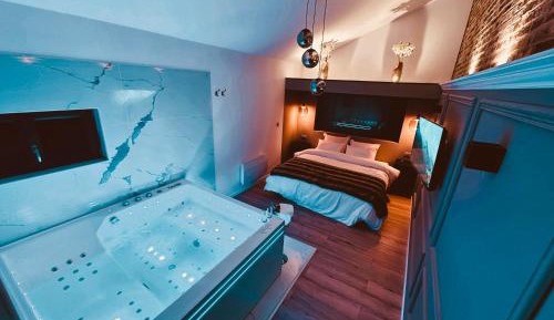 Deluxe Suite with Spa Bath