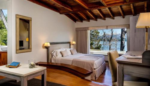 Deluxe Suite with Lake View