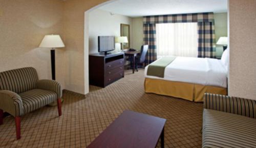 King Suite - Communications and Mobility Accessible Tub