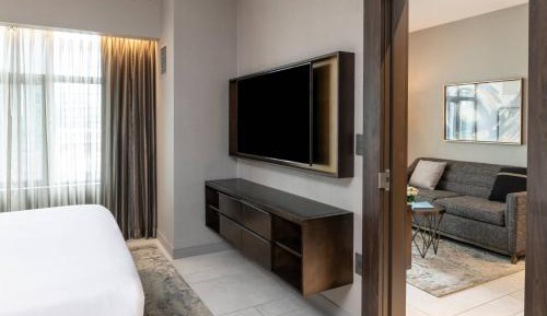 1 Bedroom Suite, 1 King, Corner room