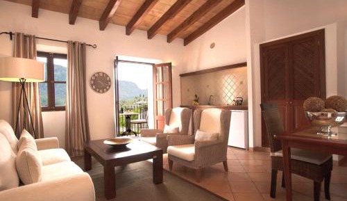 One-Bedroom Apartment Suite with  Small Balcony