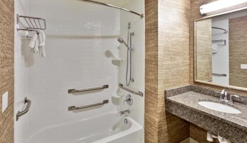 Standard Queen Room with Two Queen Beds and Tub - Mobility/Communications Accessible