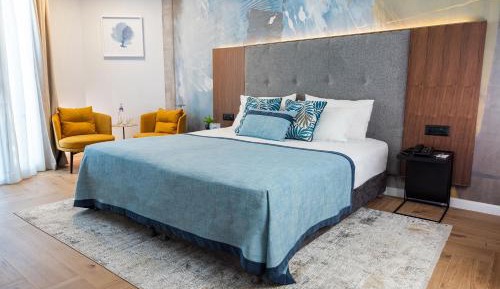 Suite with Lake View