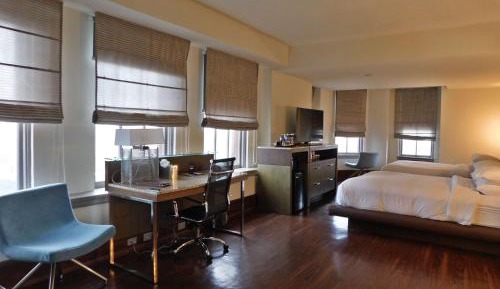 Queen Corner Studio with Two Queen Beds