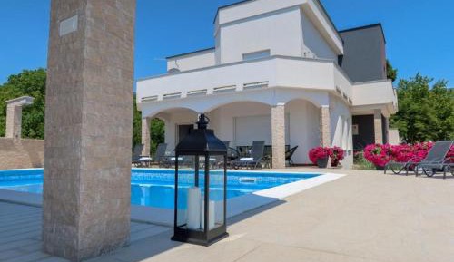 Luxury Villa with swimming pool