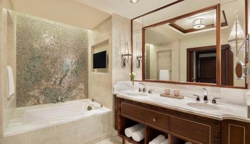Metropolitan Suite, 1 Bedroom Suite, 1 King, Partial Nile View