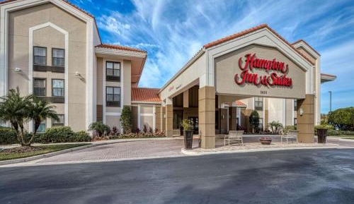 Deluxe Queen Room with Two Queen Beds and Bath Tub - Wet Bar/Non-Smoking