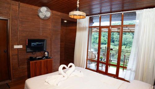 Deluxe Double Room (2 Adults + 1 Child)