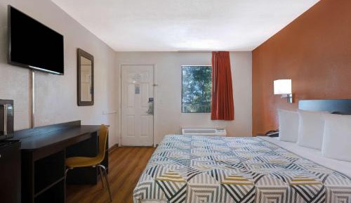 Deluxe King Room - Non-Smoking