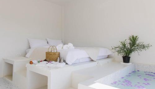 Queen suite with hot bath