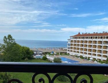 One-Bedroom Apartment with Sea View