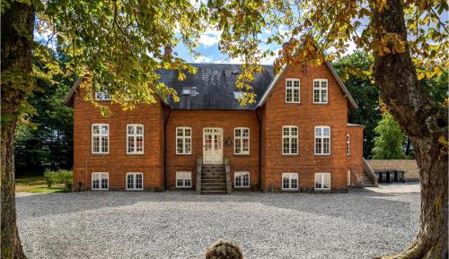 Eight-Bedroom Holiday Home
