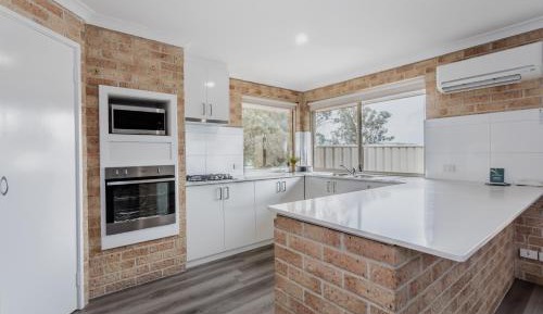 Three Bedroom Spa Apartment (Full Kitchen and Laundry)