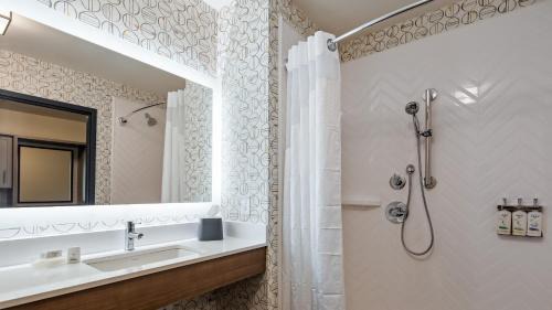 King Room with Roll in Shower - Mobility Accessible/Non-Smoking