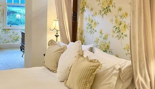 Jacobean Suite with Four Poster Bed