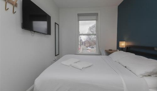 Queen Room with Shared Bathroom 201